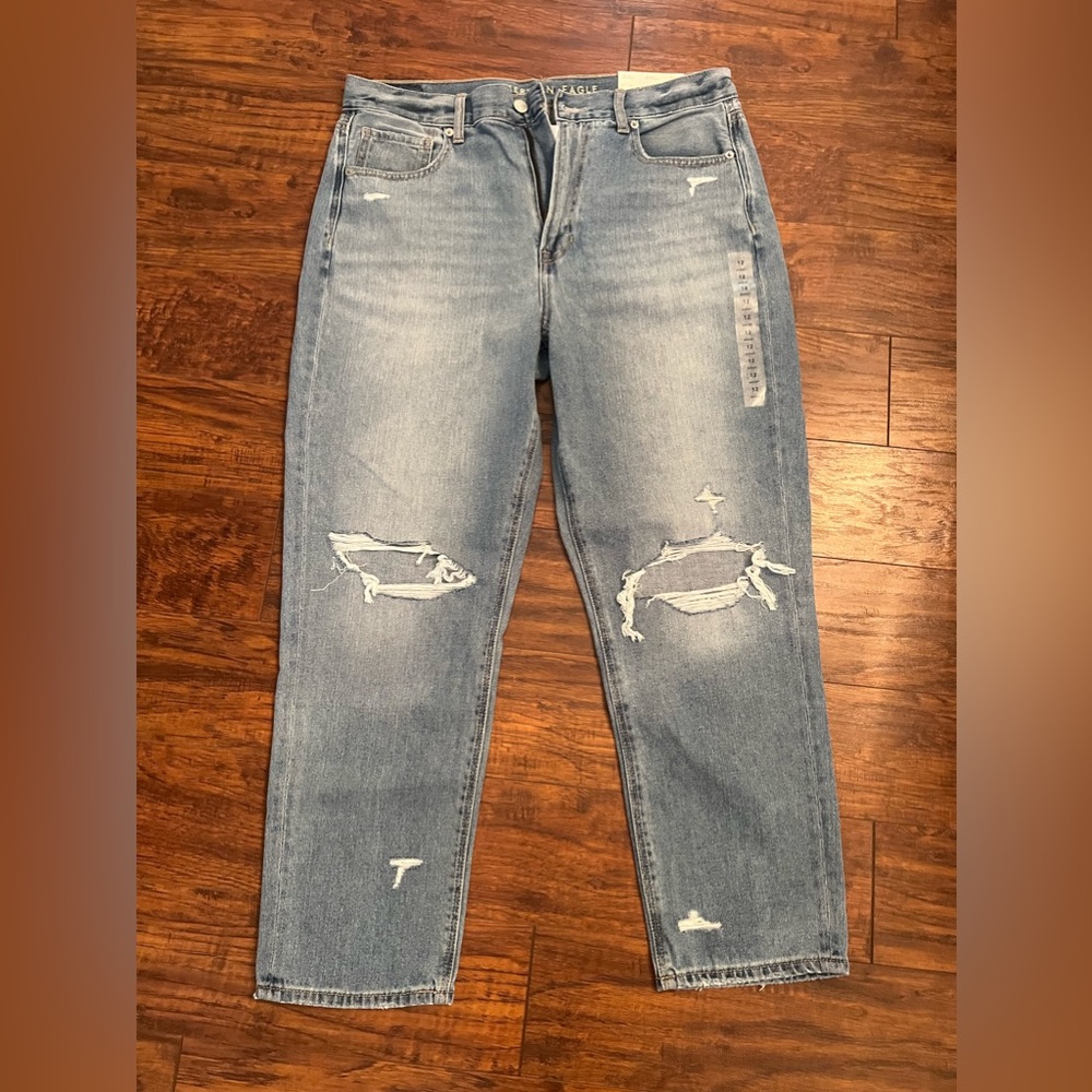 AMERICAN EAGLE MOM JEAN ✨ size: 12/31, color: distressed denim 👖